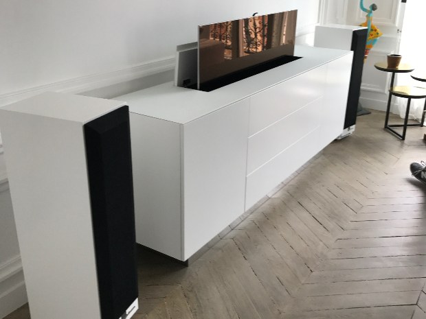 Intégration de téléviseurs au plafond ou dans des meubles selon vos envies. La sonorisation est aussi possible.